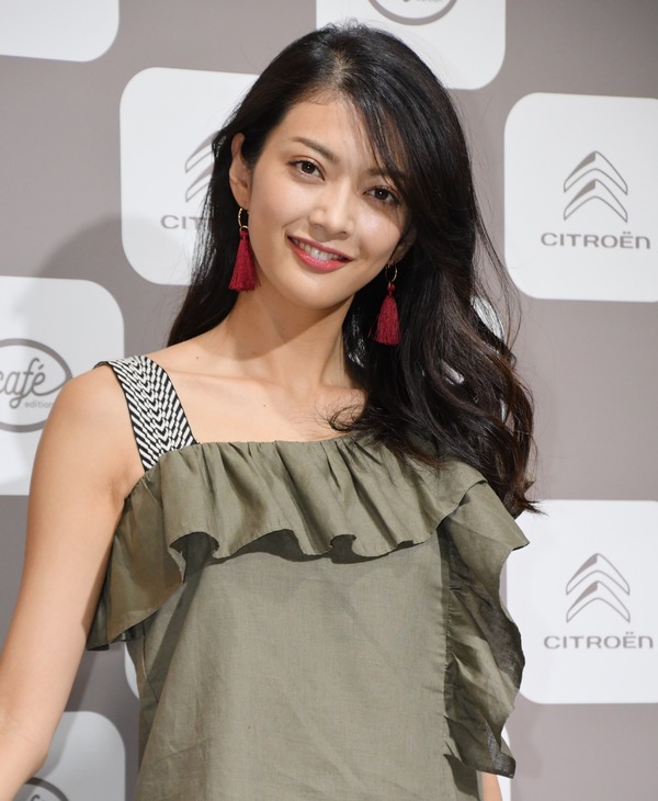 田中道子、美脚露出の大胆ドレスで登場！『西郷どん』出演は貴重な経験 | RBB TODAY