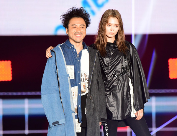 ムロツヨシ Girlsaward 19 にシークレット出演 山田孝之とハイタッチ Rbb Today ムロツヨシ Girlsaward 19 にシークレット出演 山田孝之とハイタッチ Rbb Today