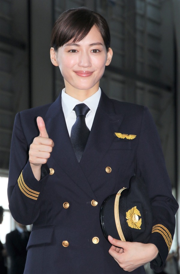 綾瀬はるか パイロットの制服姿を披露 Ana特別塗装機にワクワク Rbb Today