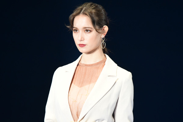 【TGC 2020】トラウデン直美、クール＆力強い目線でランウェイ!大人コーデで魅せる! | RBB TODAY