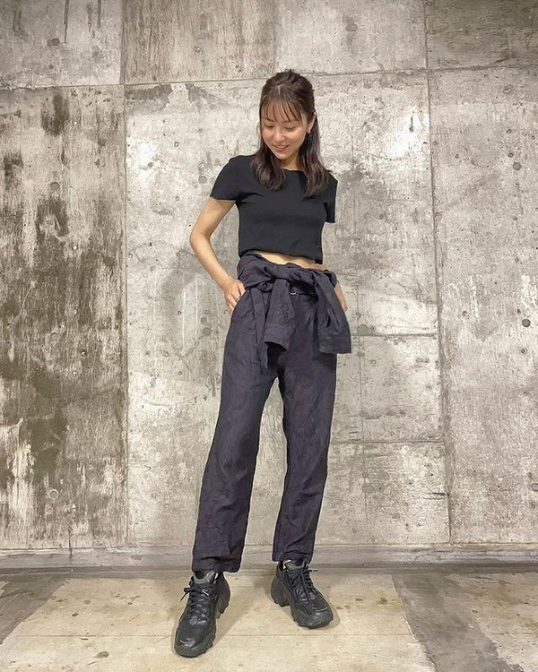 石川恋 夏の へそチラ ブラックコーデが好評 かっこいい セクシー 5枚目の写真 画像 Rbb Today