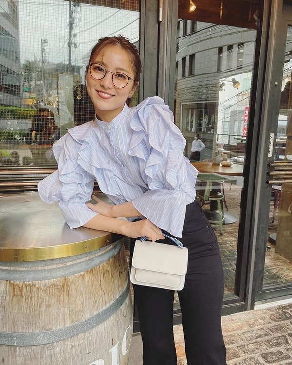 石川恋、爽やかなフリルブラウス&メガネでキュートな“恵比寿女子
