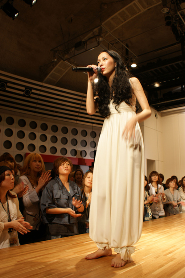 新曲リリースの中島美嘉が東京モード学園でサプライズライブ敢行 2枚目の写真 画像 Rbb Today