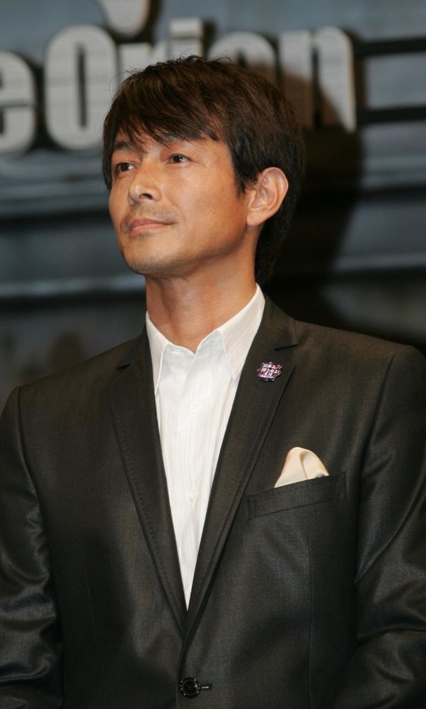 吉田栄作、内山理名との結婚1周年を報告!ラブラブツーショットも披露 | RBB TODAY