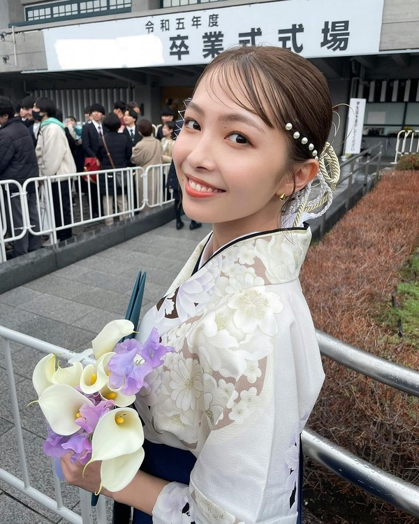 寺本莉緒、白の袴で大学卒業!インスタ報告に祝福の声 | RBB TODAY