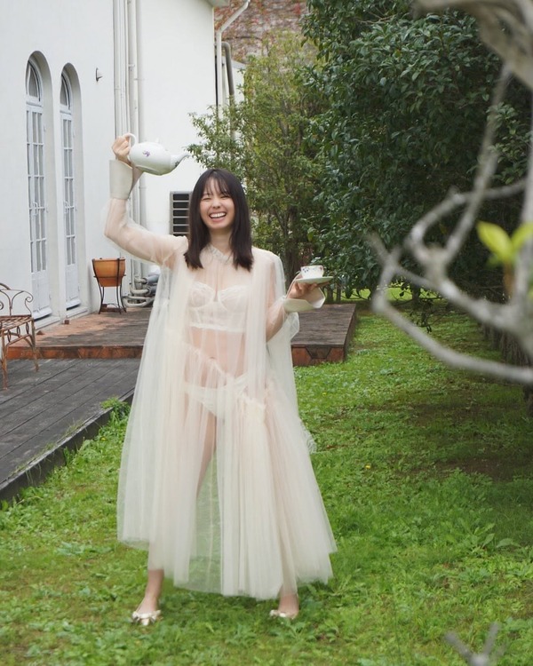 小池里奈、笑顔溢れる“透け”ランジェリーショットにファン「マネさんナイス！」 | RBB TODAY
