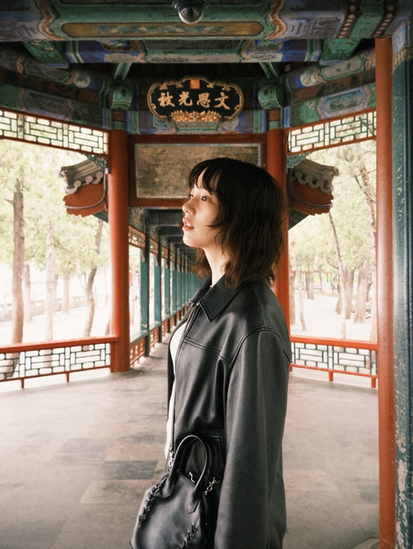 のん、中国旅の思い出ショット公開！ 黒ジャケット×デニム姿にファン「カッケー」「松田優作を思わせる…」 | RBB TODAY