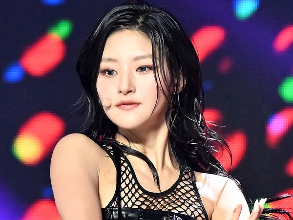 紐トップス”で妖艶ポーズ…KISS OF LIFE・ハヌル、大人の色気漂う