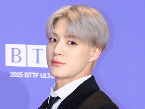 NCT DREAM・ジェノ、“スーツ×メガネ”の最強スタイルで大人の色気爆発