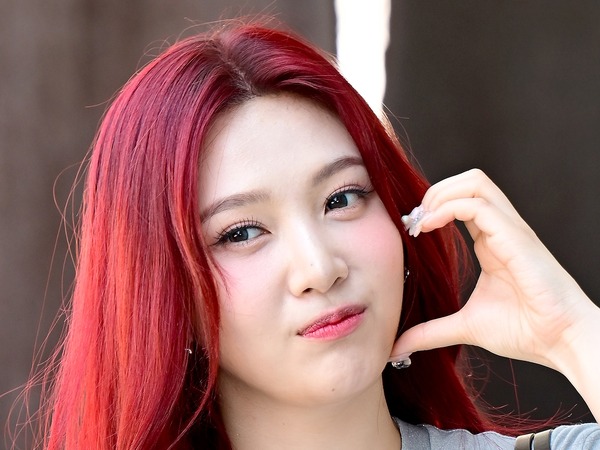 Red Velvet・ジョイ、へそ出しトップスで愛らしい魅力を放つ！夏