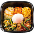 まぜて旨辛！ 温玉付き焼肉ビビンバ　760円