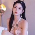 こぼれ落ちそう…“世界で最も美しい顔”2位の韓国女優、胸元オープンドレスでボリューム感あらわ