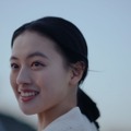 上坂樹里が「niko and ...」新CMキャラクターに就任！海辺で描く「2回目の出会い」