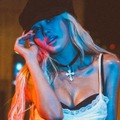 刺激強すぎない？ダヨン、はみ出しスタイルのレーストップスで“恵体”を堂々公開「気絶」