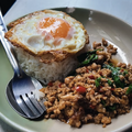 【アジア美食レポート】路地裏50バーツから和牛まで！一度は食べたいバンコク“絶品ガパオ”3選