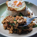 【アジア美食レポート】路地裏50バーツから和牛まで！一度は食べたいバンコク“絶品ガパオ”3選
