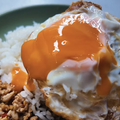 【アジア美食レポート】路地裏50バーツから和牛まで！一度は食べたいバンコク“絶品ガパオ”3選