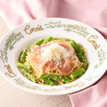 熟成生ハムとアスパラのトリュフ香るクリームパスタ（税込1,298円）