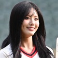 球場に舞い降りた天使…fromis_9・ジウォン、「スポーツアナウンサー体験」に挑戦【独自写真】