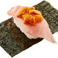 『みなみ鮪大とろ 贅沢うに重ね包み』（税込390円）