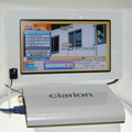 　クラリオンは、車載用の地上波デジタル放送受信機と、iPod対応のBluetooth内蔵センターユニットを参考出品した。