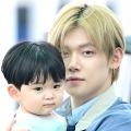 TXT・ヨンジュン、赤ちゃんを抱えて空港に登場！お父さんのような姿を見せたメンバーたちも話題