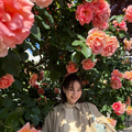 のん、スゴすぎる満開のバラとのショット公開！ファン「雰囲気良すぎ」「素敵な写真」と驚き