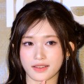 少し大人びた肌見せも…IVE・イソ、純白衣装＆日本の高級ジュエリーで見せた透明感