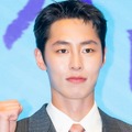 丸刈り姿も公開…“aespa・カリナの元カレ”俳優イ・ジェウク、本日（18日）入隊「行ってきます」