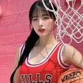 深めVネックから覗く美Body、前かがみも…大谷翔平の試合にも登場した韓国人気チアの悶絶ショット