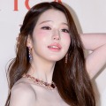 インナーを出すスタイル？IVE・ウォニョン、艶やかな誘惑ポーズで紐ワンピを着崩す