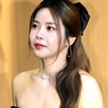 真っ赤なインナーが“スケスケ”…大胆ファッションで際立つ抜群スタイル、ソラに釘付け「キャー！」