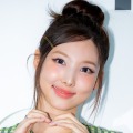 TWICE・ナヨン、眩しい“ビタミン笑顔”にキュン！爽やかお団子ヘアで魅力全開「ありえん可愛さ」