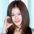 TWICE・サナ、“色白美脚”際立つナチュラルコーデに絶賛の声「可愛すぎる」「透明感が…」