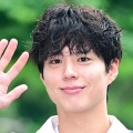 コーヒーを淹れる姿まで完璧…俳優パク・ボゴム、カフェ店員に変身！心ときめくビジュアル披露