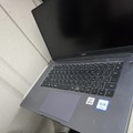テーブルにノートPCを置いた状態。作業は可能だが、スペースには限りがある