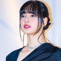 限界ギリギリ？BLACKPINK・リサ、腰までザックリ“大胆肌見せドレス”で視線独占「すっごい」