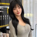 小さめTシャツで際立つ豊かな肉体…抜群透明感の“元OL”韓国チアに「学生みたい」の声