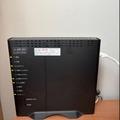 オプテージ「eo光ネット【ホームタイプ】10ギガコース」のホームゲートウェイ「eo-GW100(N)」。前面のLEDで各機能の動作状況を確認できる