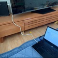リビングの機器配置。左奥のテレビ台の上にeo-GW100(N)を設置し、リビング中央でノートPCを使用する。写真は取材用に有線接続した状態