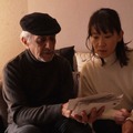 サミーの父親と番組ディレクター(C)NHK