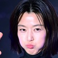 “顔は20代、手はリアル”と話題のチョン・ジヒョン、今度は小麦色の肌で視線独占