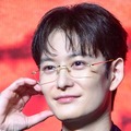 岡田将生、韓国に降臨！洗練されたスーツ＆フチなしメガネスタイルで新ドラマ制作発表会に登場