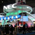 NECブース。中央のステージではビンゴゲームやマジックショーで盛り上がっている