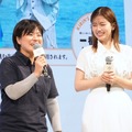 ウニ生産者・眞下美紀子さん、小芝風花【撮影：小宮山あきの】