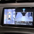 4つのカメラで撮影した映像をECU（Electronic Control Unit）でリアルタイムに高速演算処理し、3DCGで描画した車両の画像と合成して表示する