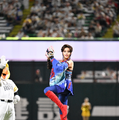 藤原紀香が“明治版キャッツアイ”の衣裳でPayPayドームに降臨！ノーバン投球に大歓声