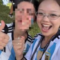 メッシのユニフォームを踏みつけ侮辱、サッカーファンを敵に回した韓国女性ユーチューバーが謝罪