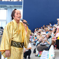 松平健がクルーズ船で登場！「八景島シーパラダイス」のイルカショーにサプライズ出演し大歓声！