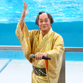 松平健がクルーズ船で登場！「八景島シーパラダイス」のイルカショーにサプライズ出演し大歓声！